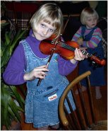 Violinisten Freja, lillesøster Laura i baggrunden,  2001