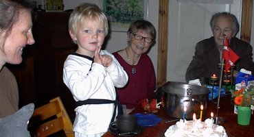 Magnus fylder 4 &aring;r i dag - mormor og morfar er til kakao og lagkage