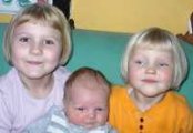 Vi pr&oslash;ver ih&aelig;rdigt p&aring; ikke at smile - Julen 2000